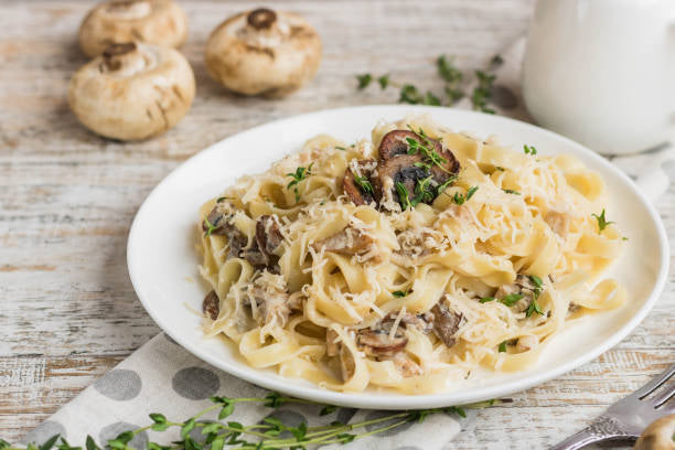 Pasta met bloemkoolsaus en champignons (vega)