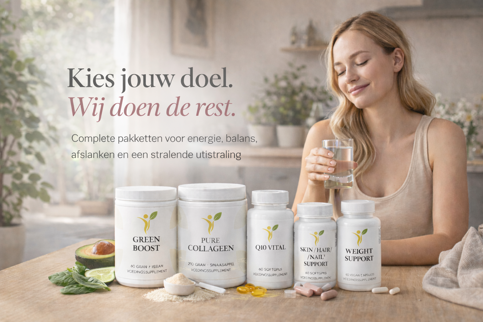 Vrouw die ontspannen een glas water drinkt aan tafel met supplementen: Green Boost, Pure Collageen, Q10 Vital, Skin Hair Nail Support en Weight Support voor energie, balans, afslanken en een stralende uitstraling